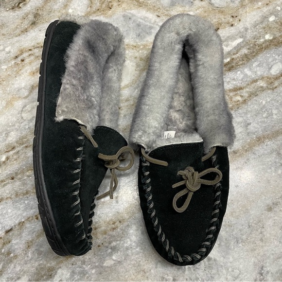 L.L. Bean Wicked Good Shearling Moccasin Slippers in Black Women’s size 10 - Picture 1 of 12